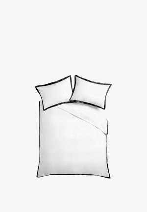 Weißer Bettbezug und zwei Kissen mit schwarzem Rand auf einem Bett, von oben auf weißem Hintergrund gezeigt.