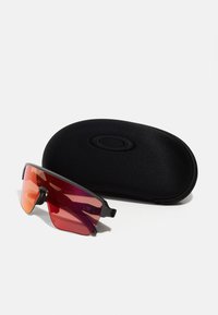 Sportsonnenbrille mit schwarzem Rahmen und verlaufenden roten Gläsern. Inklusive einer schwarzen Hartschale mit Logo. Die Gläser haben eine rechteckige und große Form.
