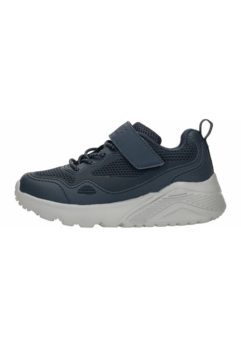 Sneaker blu navy con tomaia in mesh e sintetico testurizzato, cinturino regolabile, suola bianca imbottita e linguetta posteriore per una vestibilità facile.