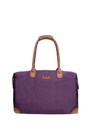 Lila rechteckige Reisetasche mit braunen Ledergriffen, Eckverstärkungen und einem vorderen Logopatch, isoliert vor weißem Hintergrund.