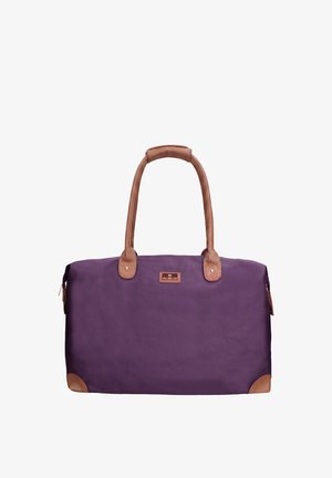 Sac de voyage rectangulaire violet avec des poignées en cuir marron, des renforts d'angle et un écusson logo à l'avant, isolé sur fond blanc.