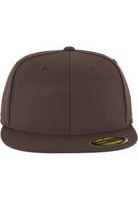 Bruine snapback pet met een vlakke rand, gemaakt van een gestructureerde stof. Heeft ventilatiegaatjes en een merksticker op de rand.