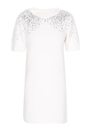 Valkoinen neulottu mekko lyhyillä hihoilla, jossa on koristeelliset paljetit olkapäillä, tuomassa lisää tekstuuria ja visuaalista mielenkiintoa.