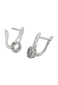 Strieborné náušnice v tvare kruhu s guľovým dizajnom a zhluky priehľadných drahokamov, s lesklým povrchom. Zabezpečené uzamykacím zapínaním.