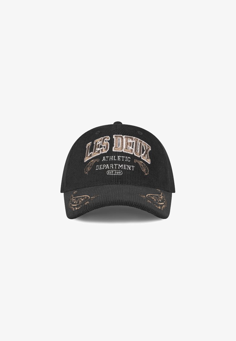 Boné de veludo cotelê preto com bordado frontal "Les Deux Athletic Department" e costura decorativa. Aba curva e parte traseira ajustável.