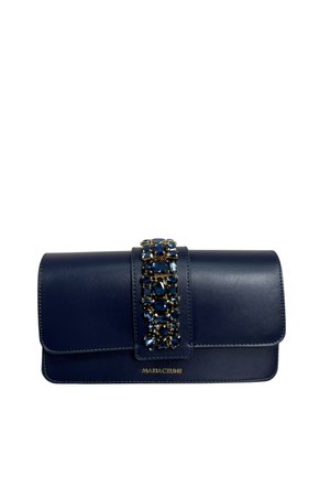 Pochette in pelle blu navy con cinturino gioiello con pietre blu scuro e oro, marchiata "Mariaceline" in piccoli caratteri dorati.
