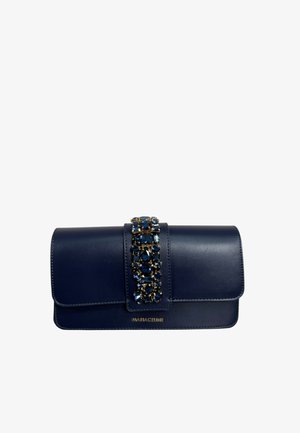 Pochette in pelle blu navy con cinturino gioiello con pietre blu scuro e oro, marchiata "Mariaceline" in piccoli caratteri dorati.