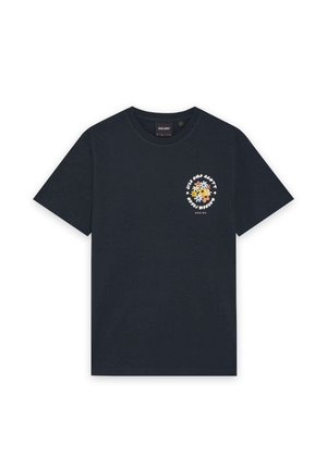 T-shirt noir à manches courtes avec col rond, petit motif floral et texte circulaire sur le côté gauche de la poitrine indiquant « Lyle and Scott Modern Fresh Since 1874 ».
