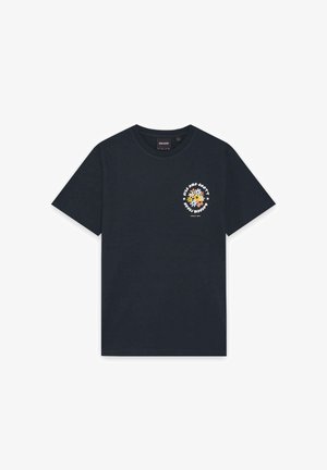 T-shirt noir à manches courtes avec col rond, petit motif floral et texte circulaire sur le côté gauche de la poitrine indiquant « Lyle and Scott Modern Fresh Since 1874 ».