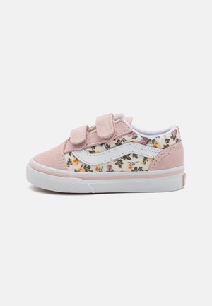 Lyserøde ruskind sneakers til små børn med blomsterstof på siderne, dobbelt velcro-lukning, hvid gummisål og diskrete lyserøde detaljer.