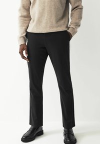 Next SLIM FIT TEXTURED - Vászonnadrágok - black