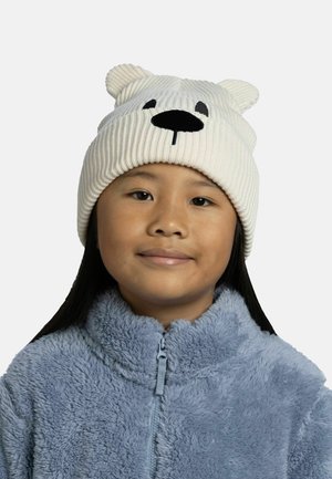 Gorro de punto blanco con relieve y orejas de oso, detalles de ojos y nariz negros. Se lleva con una chaqueta de cremallera de felpa azul claro.