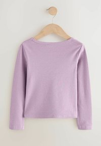 Langärmliges Hemd in hellem Lavendel, mit gerippter Textur, Rundhalsausschnitt und geradem Saum, auf einem Holzkleiderbügel präsentiert.