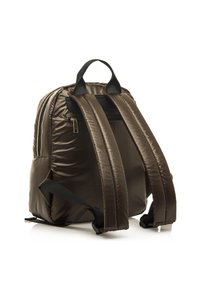 Zaino in nylon marrone con finitura lucida, dotato di spallacci imbottiti, maniglia superiore e un compartimento con zip sulla parte frontale.