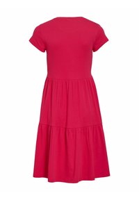 Rød midi-kjole med korte ærmer, tætsiddende overdel og lagdelt nederdel, vist bagfra på en hvid baggrund.