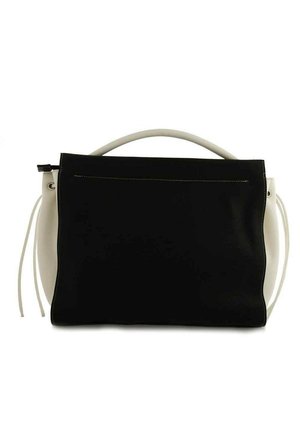 Borsa a mano bianca e nera con pattina frontale nera, lati e manico bianchi e dettagli con coulisse su ogni lato.