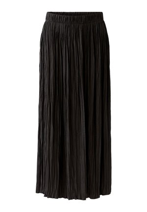 Zwarte plooien maxi rok met een elastische tailleband. Beschikt over een vloeiende, gestructureerde uitstraling die gemakkelijke beweging mogelijk maakt.