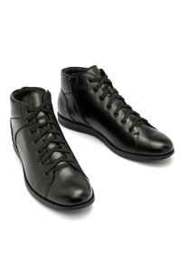 Czarne skórzane botki za kostkę o gładkiej fakturze, okrągłym nosku, sznurowanym przodzie i bocznym zamku błyskawicznym dla łatwego zakładania.