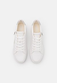 Sneakers bianchi in pelle con finitura testurizzata, punta rotonda e accenti argentati a contrasto vicino al tallone. Presentano lacci e una zip laterale.