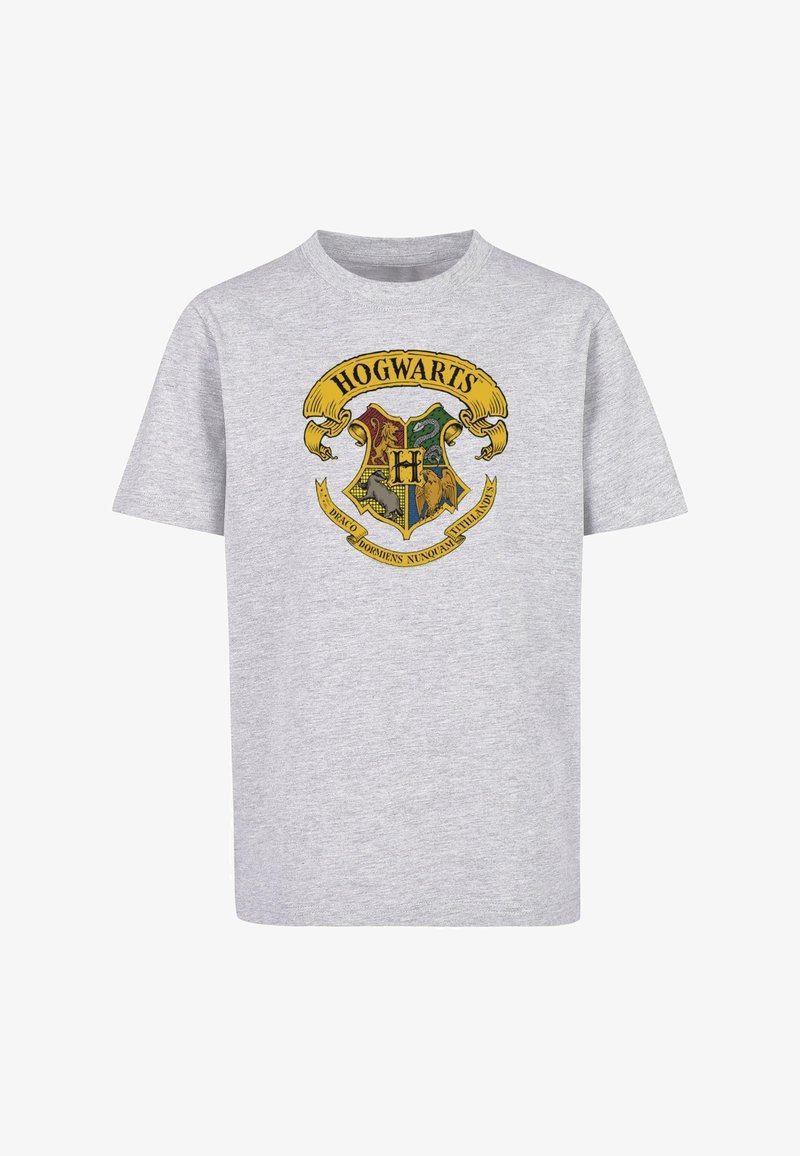Grijze katoenen t-shirt met een kleurrijke afdruk van het Hogwarts-wapen, met een gouden banner er boven waarop "Hogwarts" staat, en "Draco Dormiens Nunquam Titillandus" eronder.