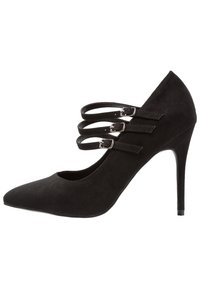 Svart högklackad pumpsko med spetsig tå, tillverkad i ett mockaliknande material och utrustad med tre smala ankelband med silverfärgad spänne.