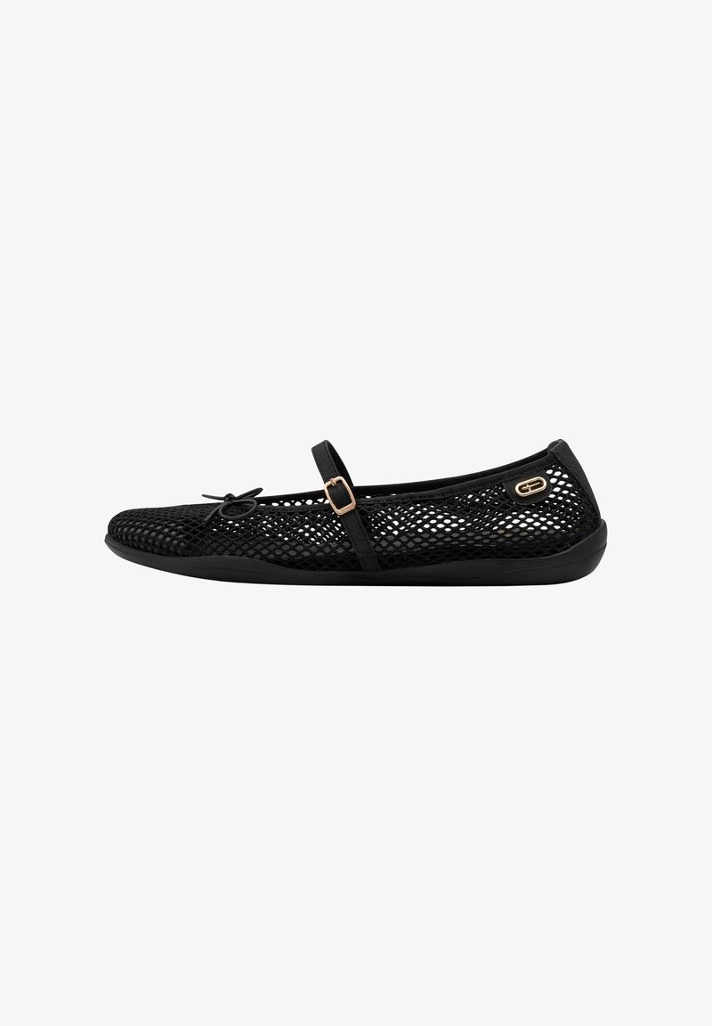 Chaussure plate en mesh noir avec bride ajustable, petite boucle et détail nœud sur le bout, adaptée pour une tenue décontractée.