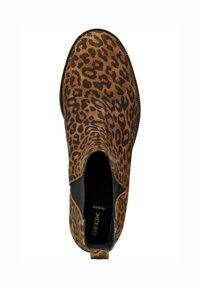Botín de tobillo con estampado de leopardo, hecho de ante con una base marrón y manchas negras, que cuenta con paneles laterales elásticos y un diseño de punta redondeada.