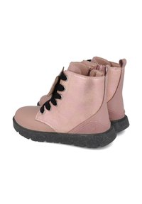 Botas de tobillo rosas con un acabado liso y brillante, cordones negros y una suela negra texturizada con speckles.