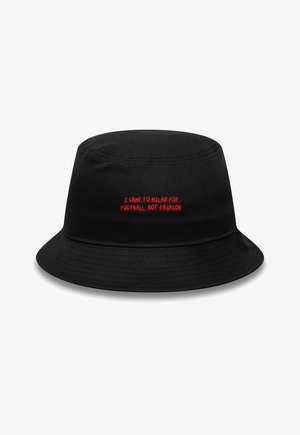 Schwarzer Bucket-Hut mit roter Stickerei: "Ich bin nach Mailand wegen Fußball gekommen, nicht wegen Mode" auf der Vorderseite in der Mitte.