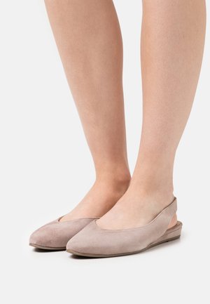 Lys beige ruskinds slingback flade med spids tå og udskæringsdesign, med en beskeden hæl og glat tekstur.