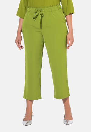 Pantalones recortados verdes con cinturilla elástica y cordón, elaborados con un material suave y ligero. Presentan un ajuste relajado y detalle en el dobladillo.