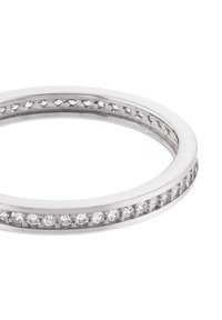 Bague en argent avec une surface lisse et polie, ornée d'une rangée de petites pierres précieuses transparentes serties le long de l'anneau. Design rond et élégant.