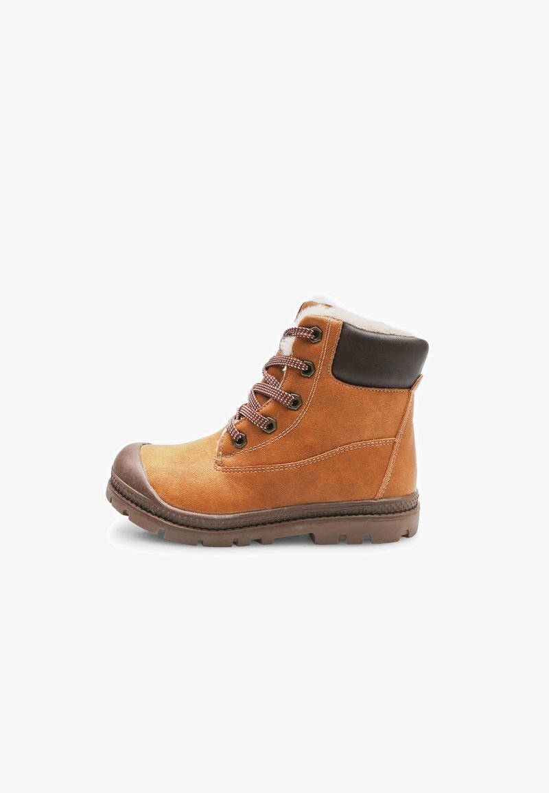 Pruun talvejalats, millel on must pehmendatud pahkluuosa, nöörimisega esiosa, tugevdatud varvas ja karvane vooder, mis on nähtav ülemisel serval.