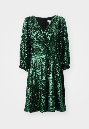 Vihreä paljettimekko, jossa on V-pääntie, pitkät puffi hihat ja istuva vyötärö, flared-hame ja vetoketjukiinnitys takana.