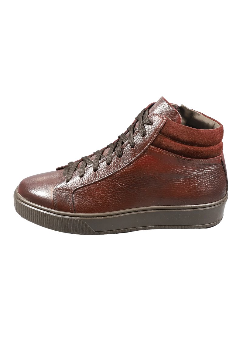 Sneaker in pelle mid-top rosso scuro con finitura testurizzata, dotato di lacci marroni, colletto imbottito alla caviglia e suola in gomma.