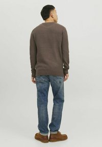 Jack & Jones CREW NECK - Neule - seal brown