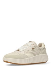Sneaker bianco con tomaia in mesh forato, sovrapposizioni in suede, suola spessa e rigonfiata, e dettagli in hardware metallico.