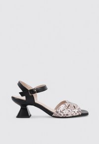 Sandal de cuero negro con tacón cuadrado, que presenta un diseño de tiras y un ligero acento de estampado animal en la sección de los dedos.