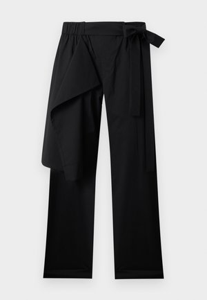 Mustad laia säärega püksid, millel on ees vasakul pool mähiskattega ja vöökohal nöörvöö.