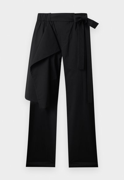 Černé kalhoty se širokými nohavicemi, s překrytím na levé přední straně a páskem v pase.