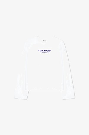 T-shirt branco de mangas longas com decote redondo e design cropped. Texto impresso em roxo diz "PERMANECE PORREIRO O normal é aborrecido."