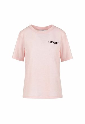 Lichtroze katoenen T-shirt met korte mouwen, ronde hals en zwarte tekst "HEART" op de linkerborst.
