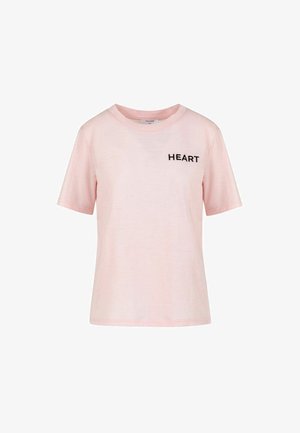 Lichtroze katoenen T-shirt met korte mouwen, ronde hals en zwarte tekst "HEART" op de linkerborst.