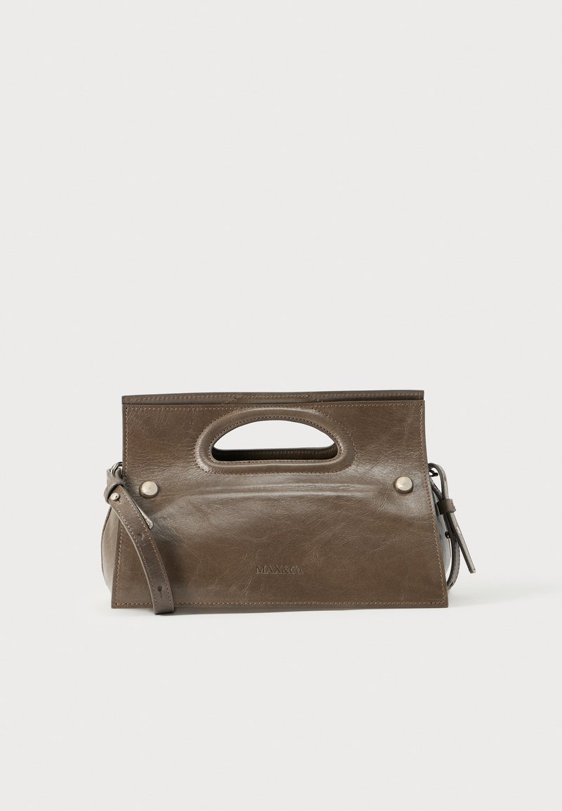 Καφέ δερμάτινη τσάντα χειρός με ορθογώνιο σχήμα, στρογγυλεμένη λαβή στην κορυφή, ασημένιες καρφίτσες και αφαιρούμενος ιμάντας ώμου. Υφή φινιρίσματος.