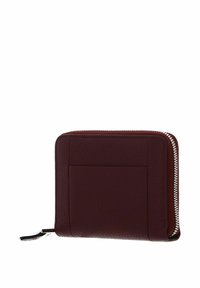 Portefeuille en cuir bordeaux avec une finition texturée, fermeture éclair tout autour, fente pour carte à l'avant et détail de fermeture éclair argentée. Forme rectangulaire compacte.