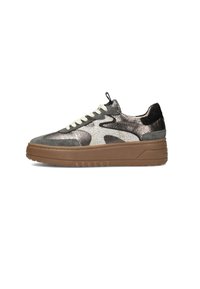 Sneaker mit einem glänzenden, strukturierten Obermaterial in Silber und Schwarz, mit einer dicken braunen Sohle und weißen Schnürsenkeln, ohne Hintergrund präsentiert.
