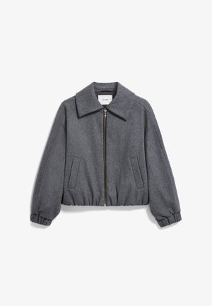 Pilkas trumpas švarkas, pagamintas iš tekstūruotos medžiagos, su dideliu apykakle, priekiniais užtrauktukais ir dviem šoninėmis kišenėmis. Elastiški rankogaliai.