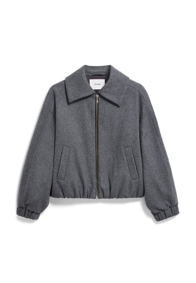 Graue kurze Jacke aus strukturiertem Stoff, mit großem Kragen, vorderem Reißverschluss und zwei Seitentaschen. Mit elastischen Bündchen.