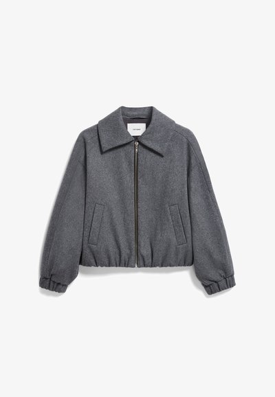 Jachetă gri scurtă din țesătură texturată, cu un guler mare, închidere cu fermoar în față și două buzunare laterale. Mansete elastice.