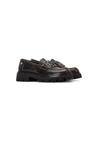 Mocasines de cuero marrón con una suela de goma negra gruesa, que presentan elementos decorativos y una textura suave. Diseño clásico con toques modernos.
